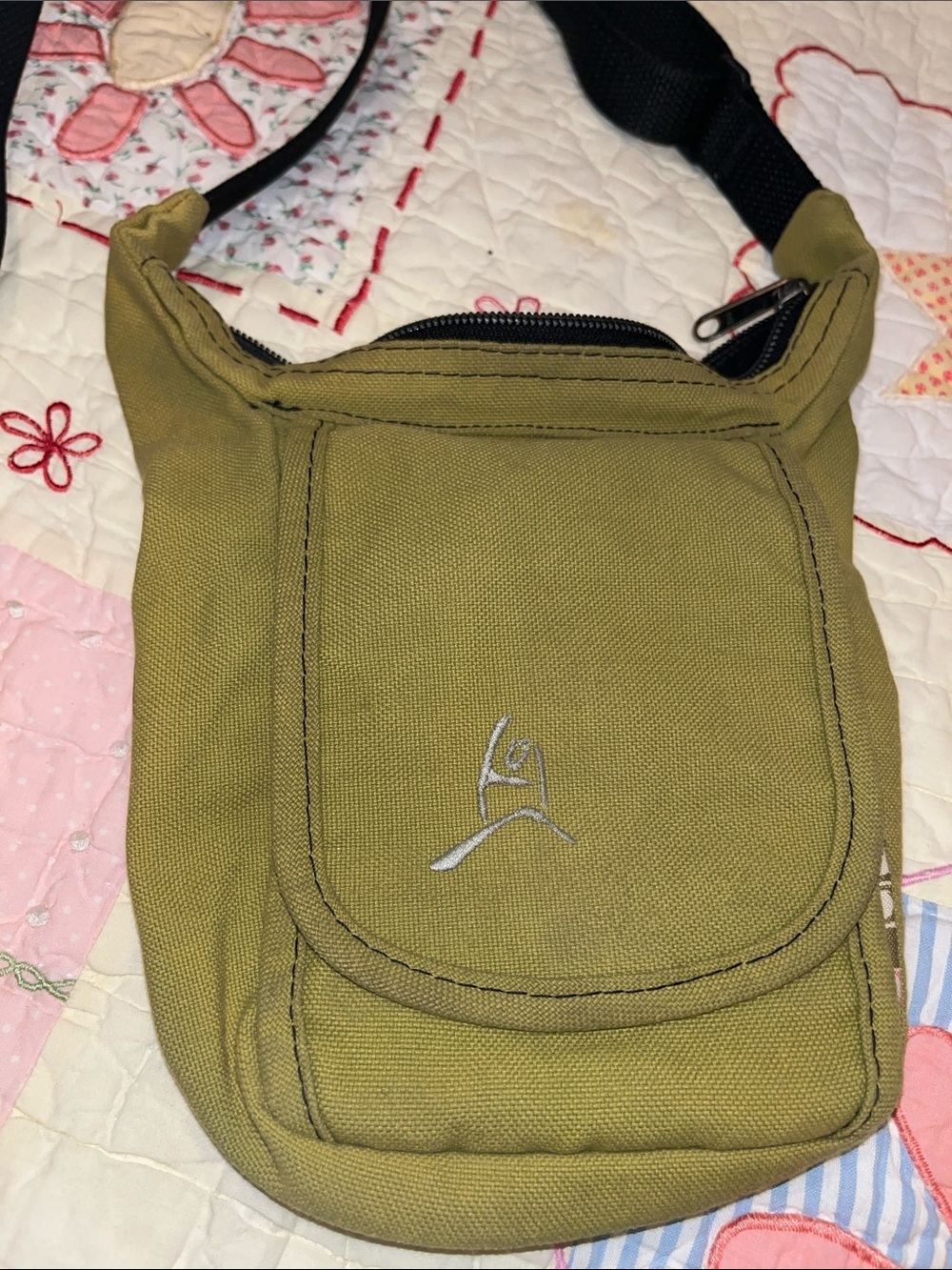 Overland Equipment Olive Green Crossbody Bag with Adjustable Strap - Picture 2 of 13